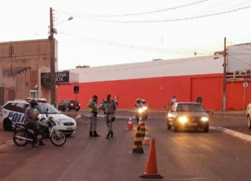Mototaxista é flagrado traficando drogas na Vila Santa Bárbara 