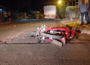 Motoqueiro morre após bater em caminhão que furou o 'Pare' no Setor Pauzanes