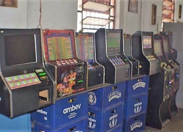 Polícia acaba com jogos de azar em máquinas em fundo de bar