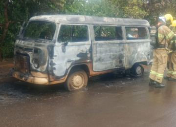 Incêndio atinge Kombi no Jardim Presidente, em Rio Verde
