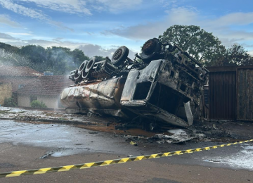 Caminhão de combustível desgovernado provoca incêndio e destrói residência em Rio Verde