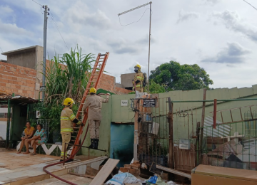 Incêndio em residência mobiliza Bombeiros na Vila Olinda, em Rio Verde