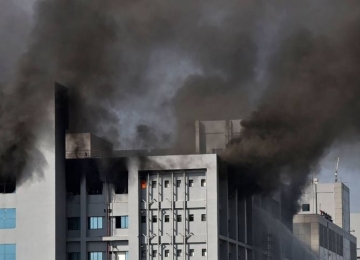 Incêndio atinge edifício do Instituto indiano que fabrica vacinas contra a Covid-19