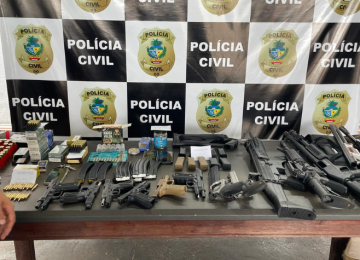 Irmãos são presos com arsenal de armas de fogo e munições em residência de Rio Verde
