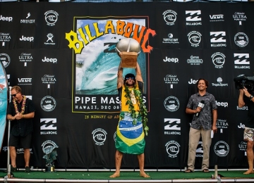 Em final brasileira, Ítalo Ferreira conquista Mundial de Surfe