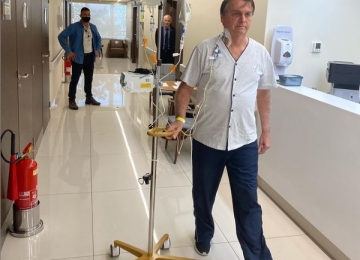Presidente Bolsonaro recebe alta do hospital após 4 dias internados