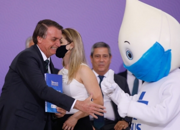 Bolsonaro afirma que 'está a caminho' vacina emergencial certificada pela Anvisa