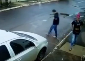 Dupla rouba carro e criança salta do veículo no momento da fuga dos criminosos