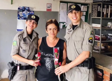 Polícia Militar visita vítima de assalto e a presenteia com flores em Rio Verde