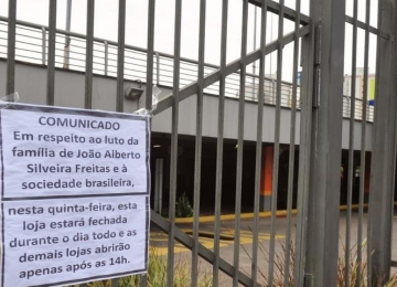 Lojas Carrefour amanhecem fechadas hoje (26) em respeito ao luto da família de João Alberto Freitas