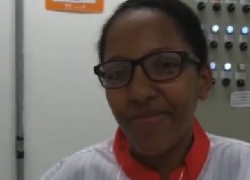 Justiça condena drogaria a indenizar ex-funcionária vítima de racismo no 1º dia de trabalho