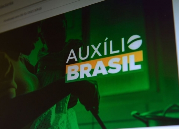 Lei que cria Auxílio Brasil é sancionada com vetos pelo presidente Bolsonaro