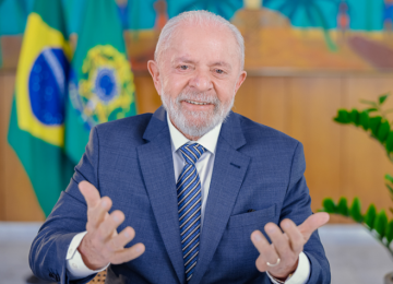 Lula concede indulto a deficientes, pacientes com HIV e pessoas com autismo