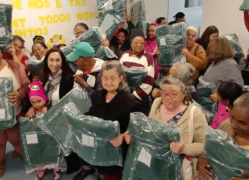 Mais de 150 cobertores são entregues para moradores do bairro Dom Miguel