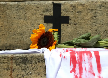 MARÇO, FLORES E SILÊNCIO