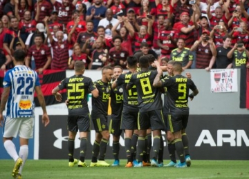 Flamengo vence mais uma e dispara na liderança do Brasileirão