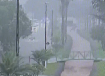 Mesmo com alerta, motoristas ignoram risco e enfrentam alagamentos em Rio Verde