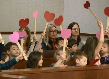 Crianças de 5 anos vão a sessão da Justiça  nos EUA em apoio a adoção de colega de classe