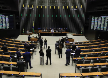 Minirreforma eleitoral é aprovada na Câmara e gera críticas por flexibilizar punições a partidos