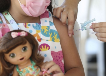 Ministério da Saúde recebe mais de 1,8 milhão de doses da CoronaVac para a vacinação de crianças contra Covid-19