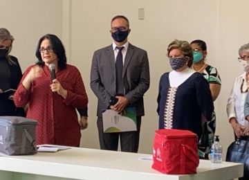 Ministra Damares participa de evento em Goiânia e retira máscara para discursar