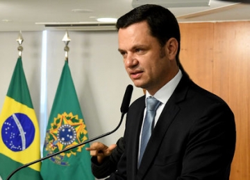 Ministro da Justiça faz declarações contra recomendações da Anvisa sobre acesso de viajantes ao Brasil