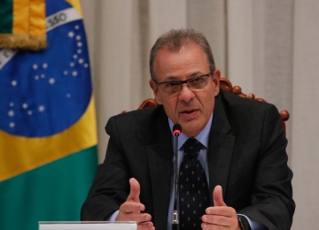 Ministro de Minas e Energia alega que preço do combustível subirá ainda mais 