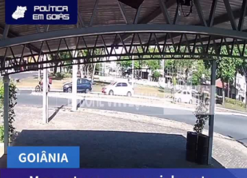 Momento que caminhonete desgovernada causa engavetamento com seis veículos em Goiânia