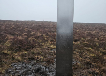 Monólito de origem desconhecida é encontrado em topo de colina no País de Gales