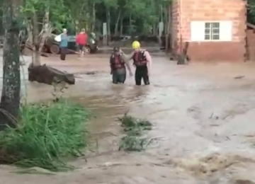 Moradores ilhados são resgatados em rancho devido a cheia do córrego Boa Vista