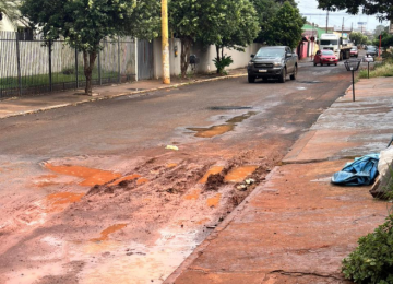 Moradores reclamam de buraco e lama após manutenção em rua do bairro Santo Agostinho, em Rio Verde