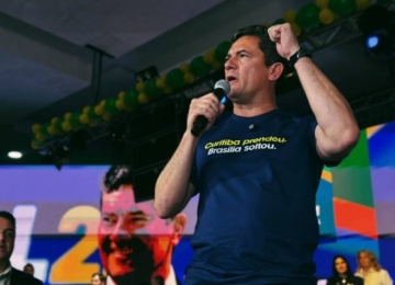 Moro afirma que não há normalidade institucional e avalia como compreensível eventual saída de Flávio Bolsonaro do país