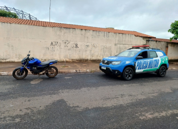 Motocicleta furtada é recuperada após perseguição policial no Setor Pauzanes