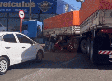 Motociclista de 21 anos fica ferido após atingir lateral de caminhão próximo ao túnel da Gameleira, em Rio Verde