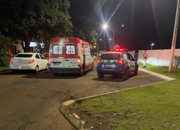 Motociclista fica ferido após colidir com canteiro central no Residencial Veneza