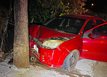 Motorista embriagado colide em árvore no centro de Rio Verde