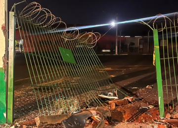 Motorista embriagado é preso após colidir veículo em semáforo e danificar muro no Bairro Popular, em Rio Verde