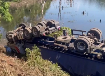Motorista fica preso em cabine submersa após caminhão cair em córrego na BR-060