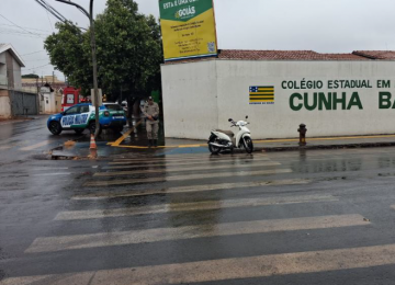 Motorista foge após atingir motociclista em cruzamento no Centro de Rio Verde