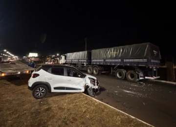 Motorista passa mal e fica ferida ao colidir em carreta parada em acostamento da BR-060, em Rio Verde