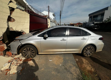 Motorista sofre mal súbito e carro atinge residência na Vila Rocha, em Rio Verde