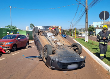 Motorista tomba carro na Avenida Universitária após sofrer 'apagão' ao volante, em Rio Verde