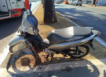 Mudança de faixa termina em acidente e deixa duas pessoas feridas no Centro de Rio Verde