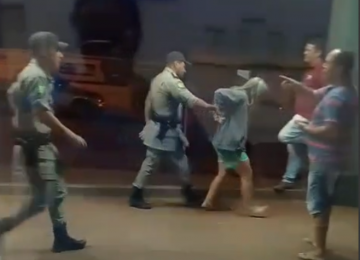 Mulher é presa após depredar delegacia e veículos em Jataí