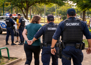 Mulher é presa por ofensa homofóbica contra vítima na presença de agentes da GCM em parque de Rio Verde