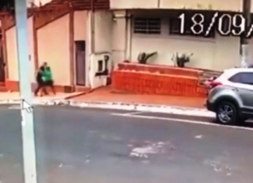 Vídeo de segurança mostra mulher sendo agredida no centro de Rio Verde