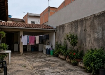 Muro mais alto para ganhar privacidade pode tirar o sol da lavanderia do vizinho