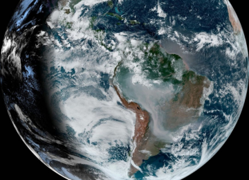 Imagem de satélite mostra parte da América do Sul tomado por fumaça 