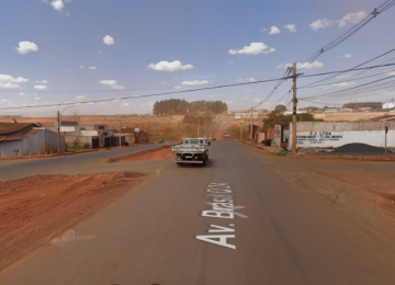 Obra da terceira faixa interdita trecho da Avenida Brasil 