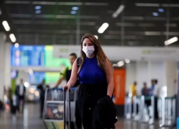 OMS pede que viajantes usem máscaras em voos para evitar a disseminação da nova variante de Covid-19